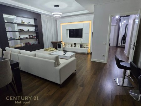 Apartament 2+1+2 + Post Parkimi 
Per Qira, Stadiumi Selman Stermasi  Tiranë