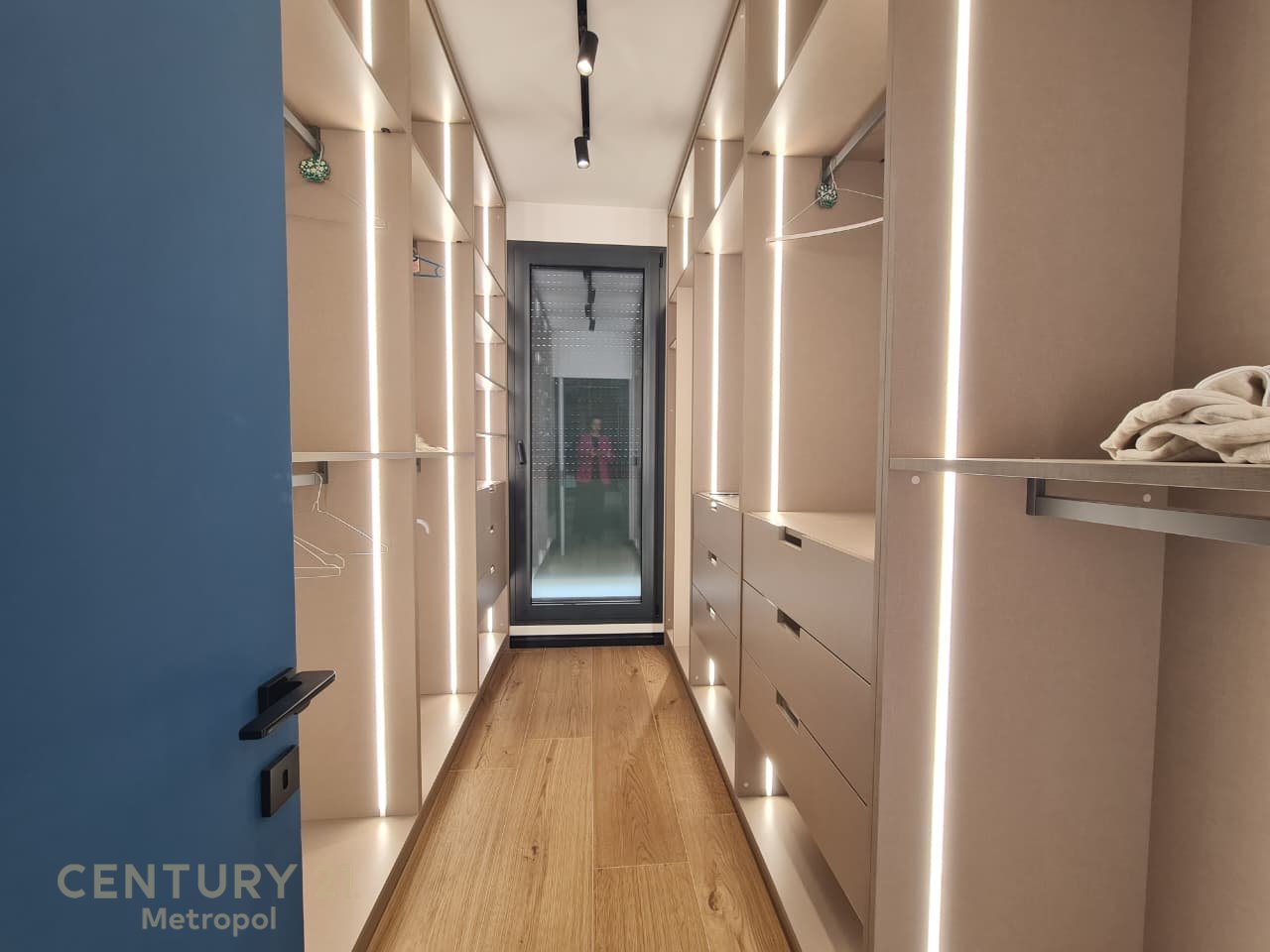 Apartment 3+1+2 parking spaces for Rent with Veranda, near TEG Shopping Center offered!