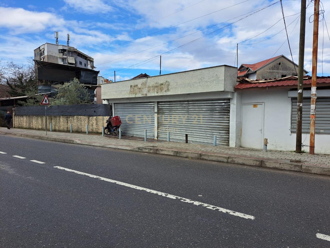 Business unit for rent by the roadside in Shkoze!