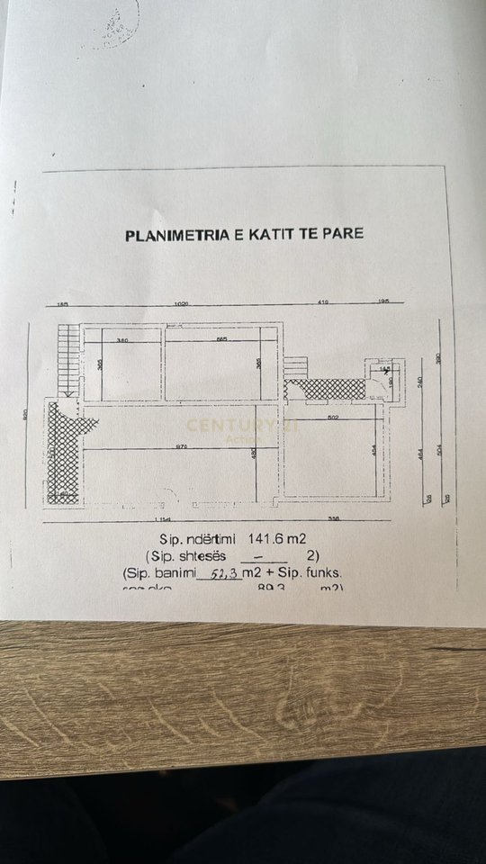 Business unit for rent by the roadside in Shkoze!