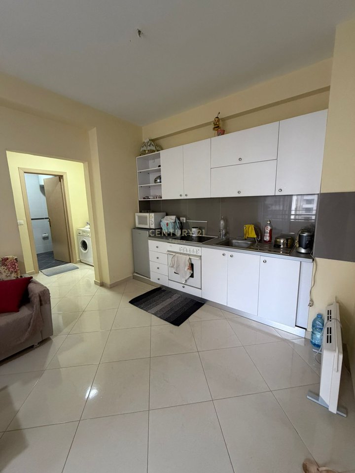 Shitet apartament 1+1 prane Liqenit te Pogradecit