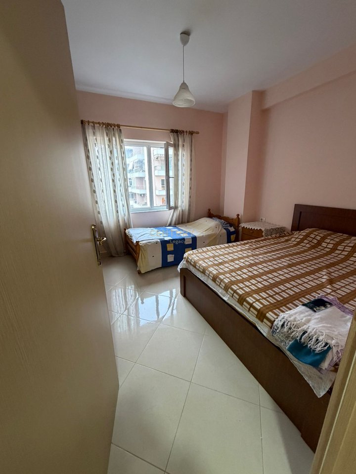 Shitet apartament 1+1 prane Liqenit te Pogradecit