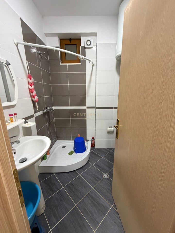 Shitet apartament 1+1 prane Liqenit te Pogradecit