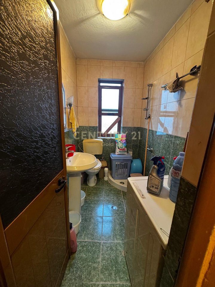 OFROJME PER SHITJE APARTAMENT 3+1+2 PRANE SPITALIT USHTARAK !