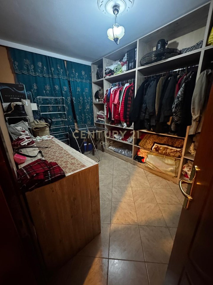 OFROJME PER SHITJE APARTAMENT 3+1+2 PRANE SPITALIT USHTARAK !