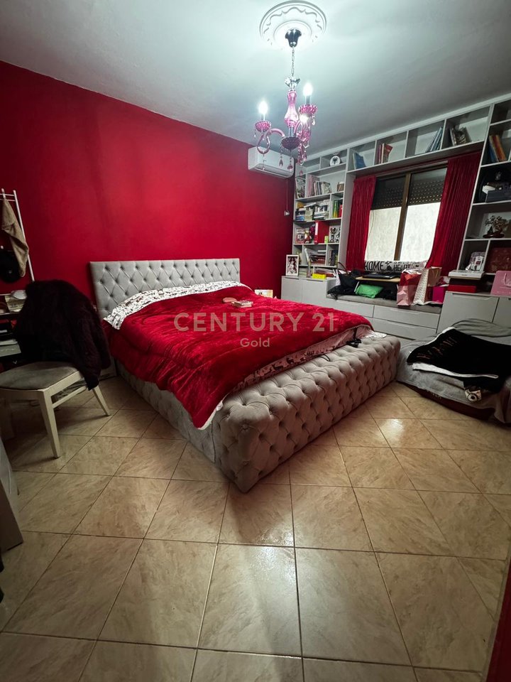 OFROJME PER SHITJE APARTAMENT 3+1+2 PRANE SPITALIT USHTARAK !