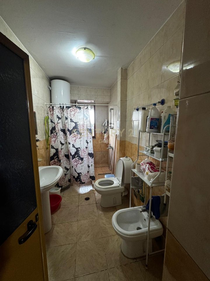 OFROJME PER SHITJE APARTAMENT 3+1+2 PRANE SPITALIT USHTARAK !
