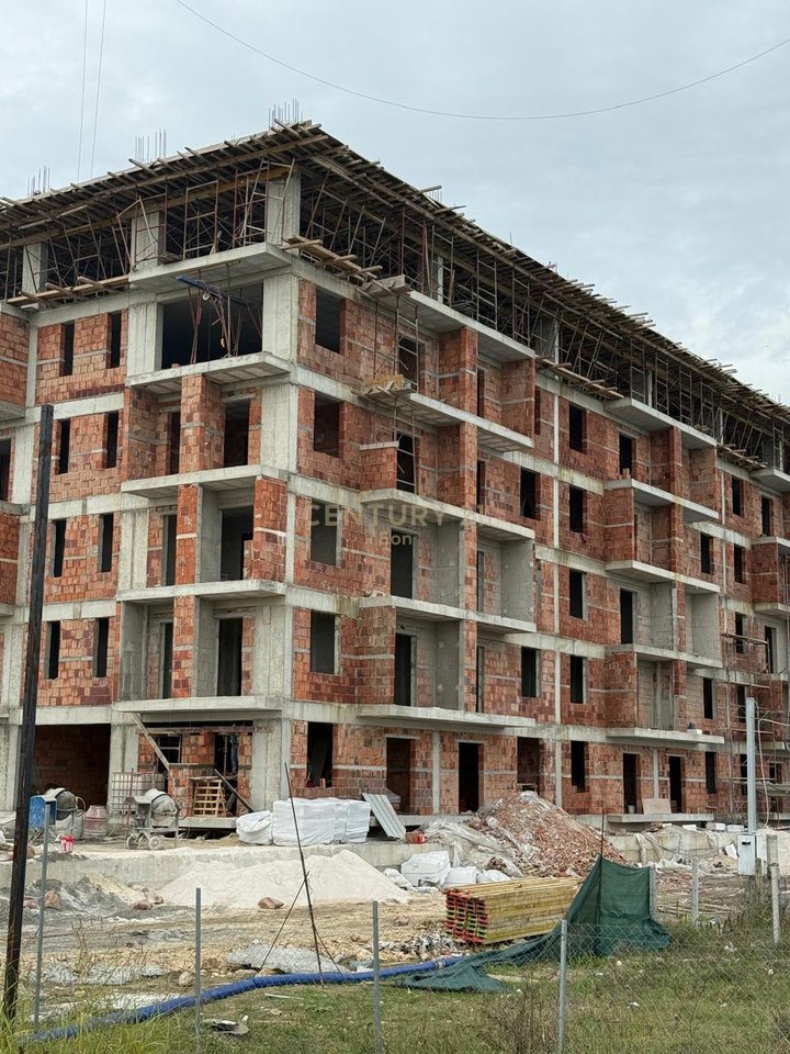 Apartament 1+1 1,200 EURO/M2 +Post Parkimi me vlere 15,000 EURO në shitje në Golem !