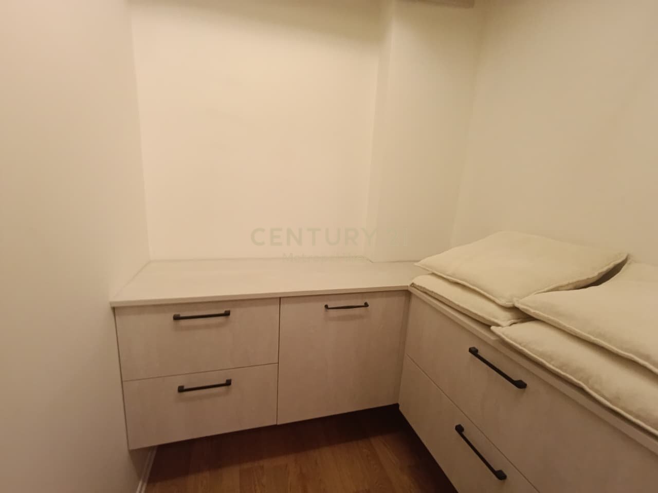 APARTAMENT ME QIRA  1+1+2 DEPO PRANE SHKOLLES SE BALETIT !