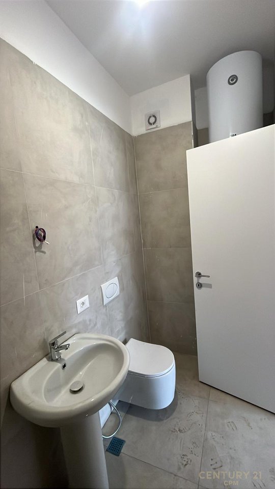 Hapësirë multifunksionale Me Qira në Laprakë