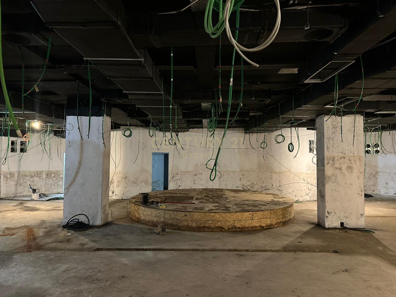 NJESI SHERBIMI (NIGHT CLUB) PER SHITJE NE LUNGOMARE