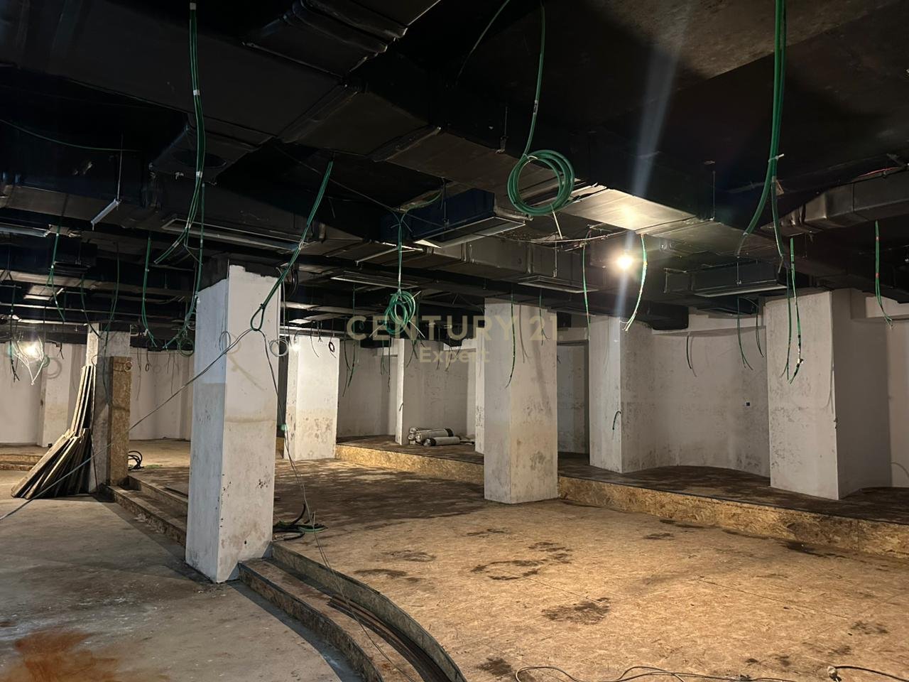 NJESI SHERBIMI (NIGHT CLUB) PER SHITJE NE LUNGOMARE