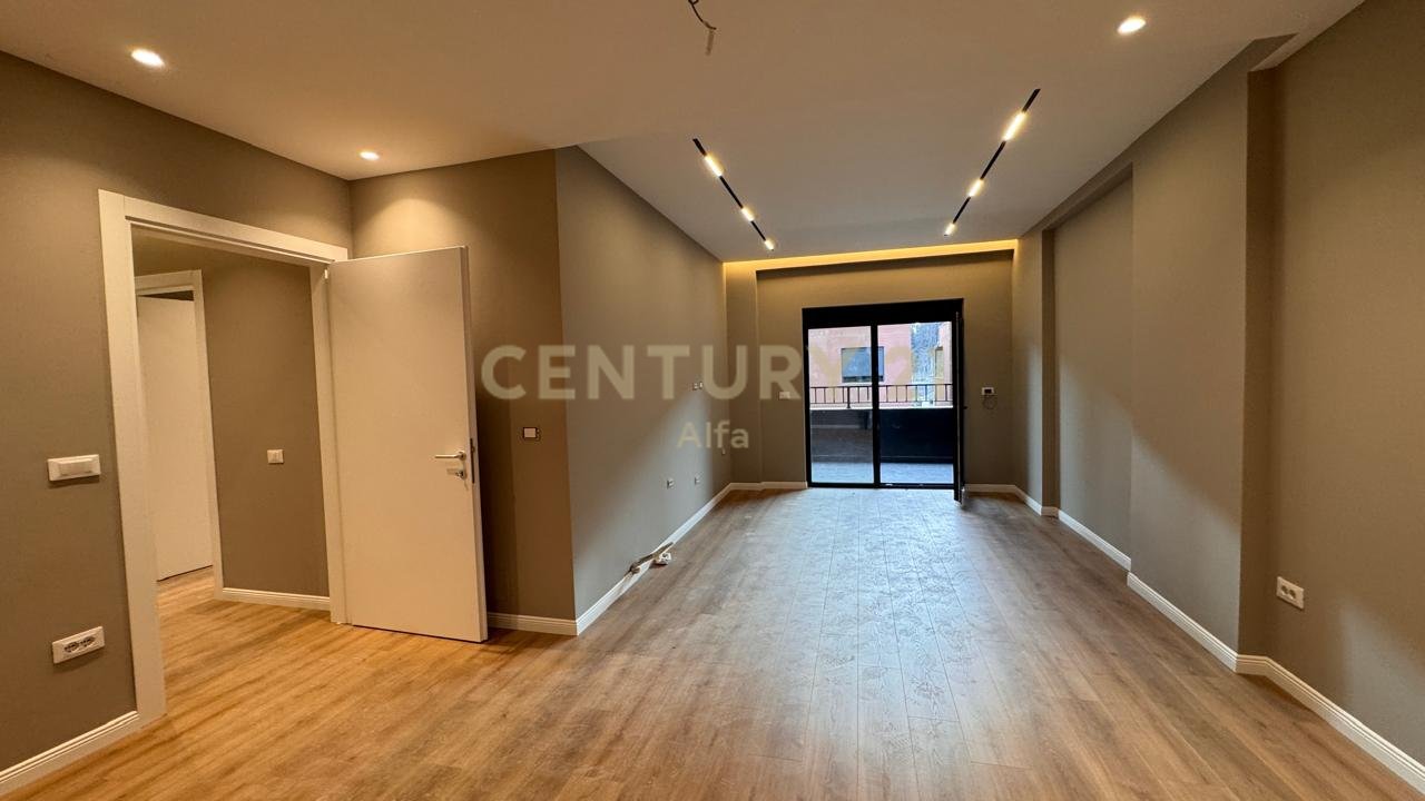 1+1 apartment for sale in the Xheluks Complex, Elbasan Street!