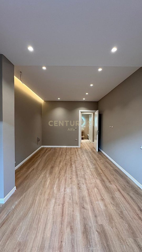 1+1 apartment for sale in the Xheluks Complex, Elbasan Street!