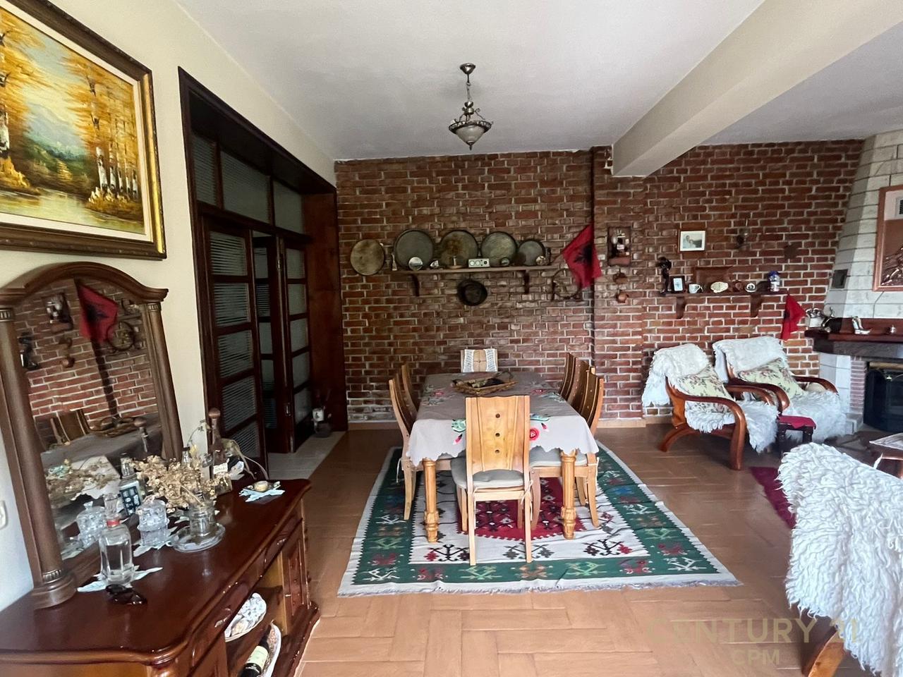 VILË TRADICIONALE ME QIRA – PETRELË