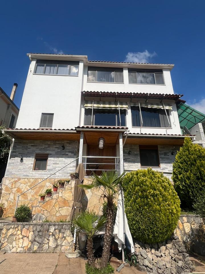 VILË TRADICIONALE ME QIRA – PETRELË