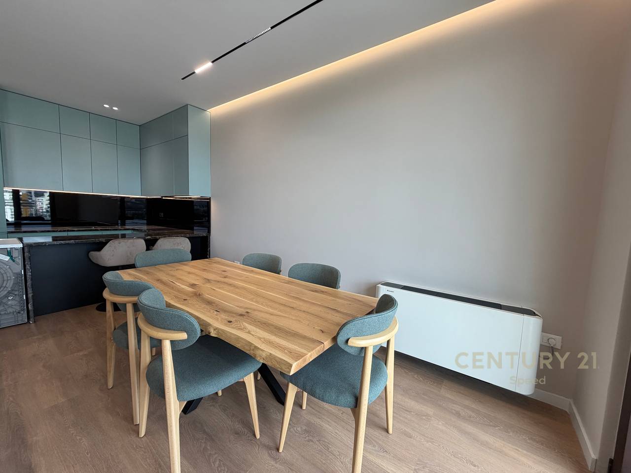 Offriamo un appartamento 2+1+2 con posto auto, presso Altana Luxury Residence con vista sul Complesso Dinamo!