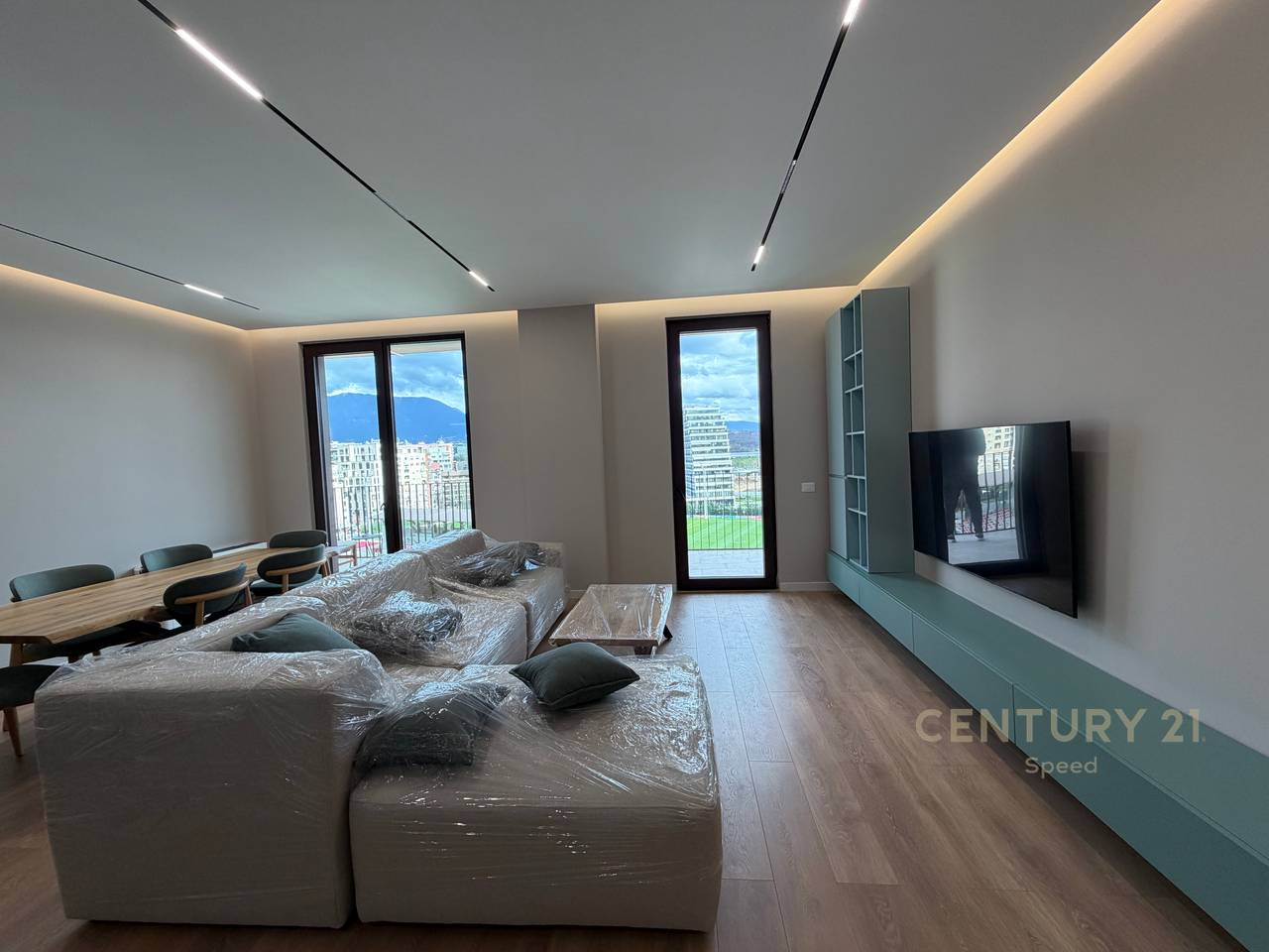 Offriamo un appartamento 2+1+2 con posto auto, presso Altana Luxury Residence con vista sul Complesso Dinamo!