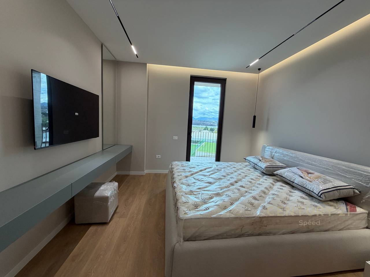 Offriamo un appartamento 2+1+2 con posto auto, presso Altana Luxury Residence con vista sul Complesso Dinamo!
