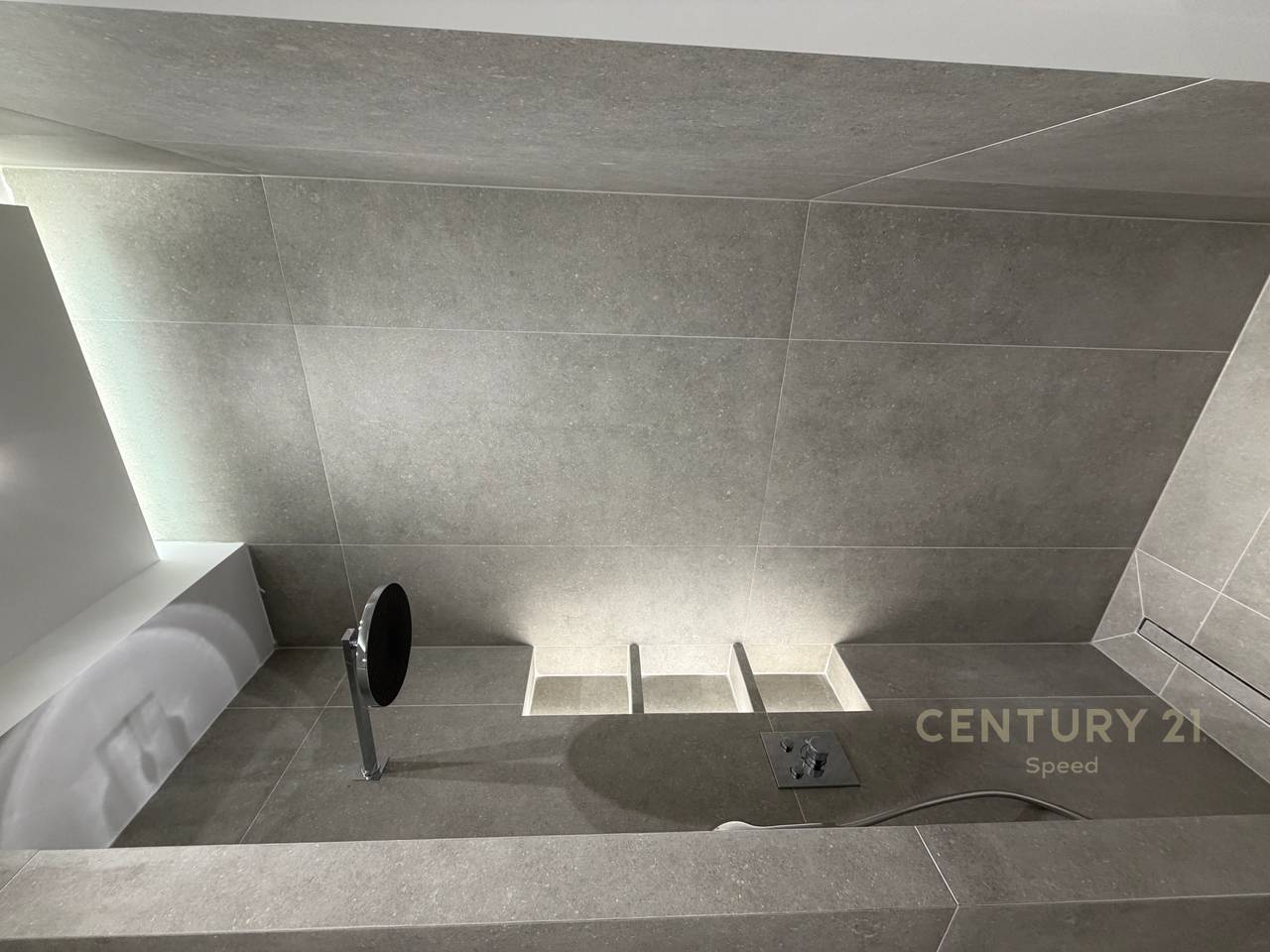 Offriamo un appartamento 2+1+2 con posto auto, presso Altana Luxury Residence con vista sul Complesso Dinamo!