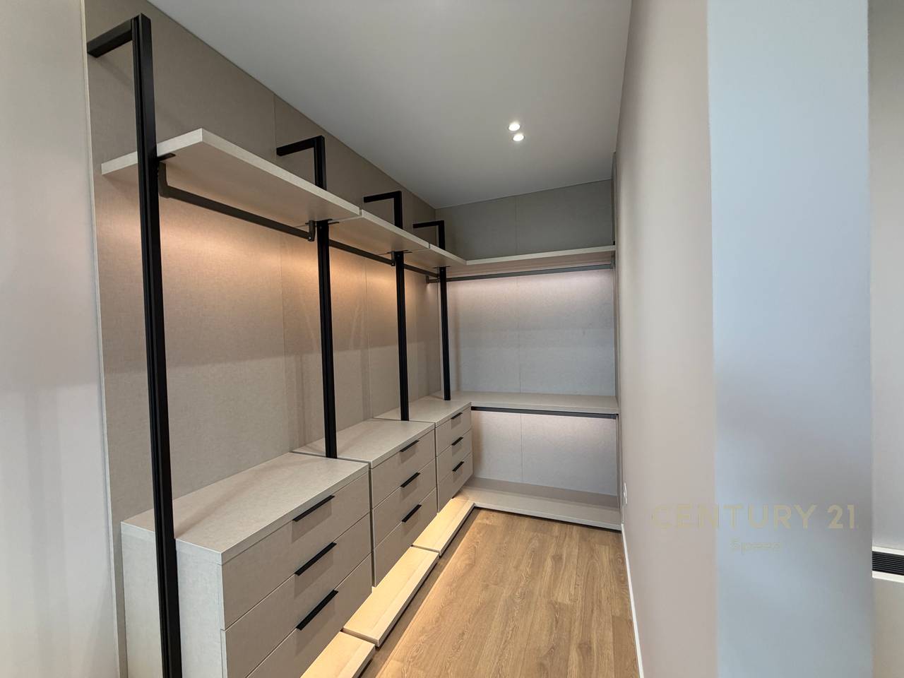 Offriamo un appartamento 2+1+2 con posto auto, presso Altana Luxury Residence con vista sul Complesso Dinamo!