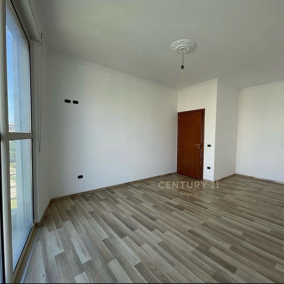 Shitet Apartament 3+1+2, Komuna e Parisit!!!