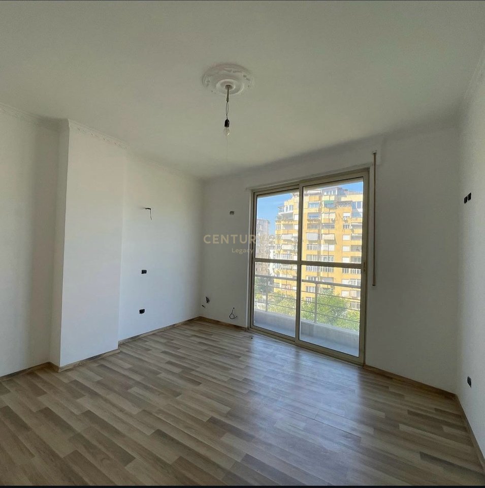 Shitet Apartament 3+1+2, Komuna e Parisit!!!