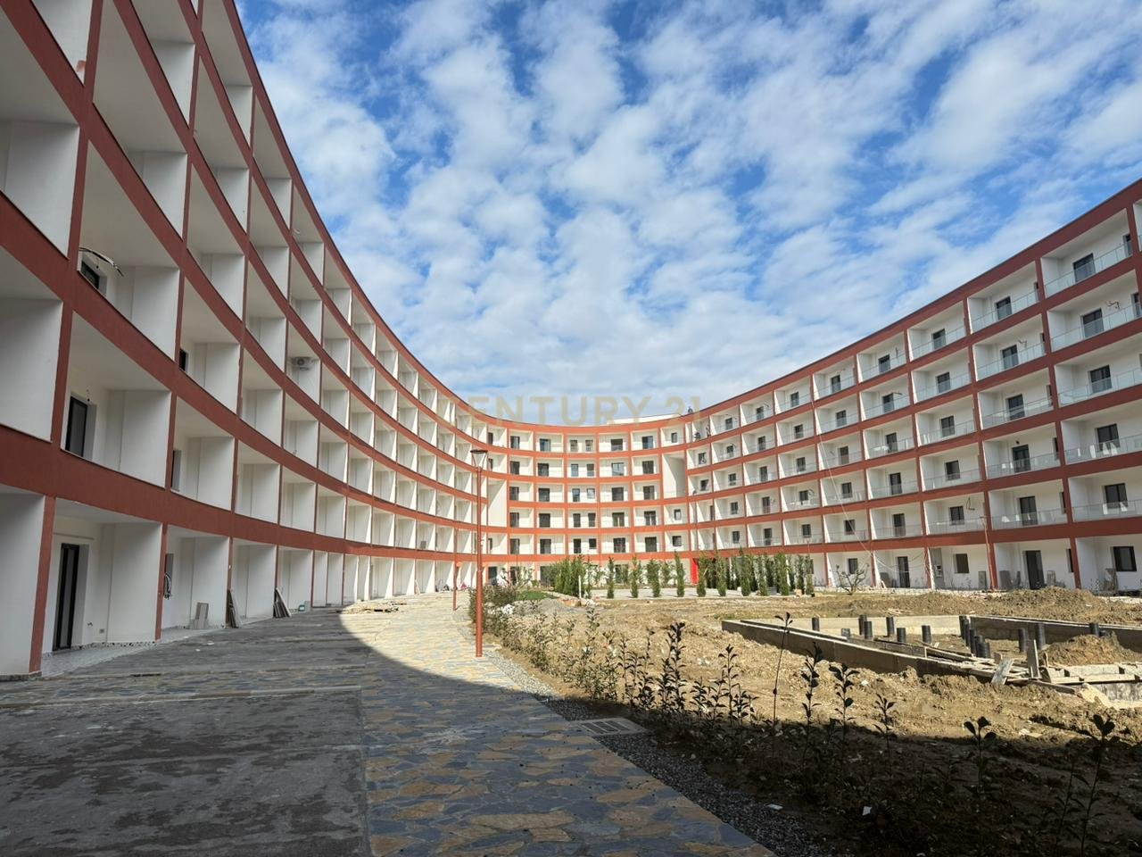 MONOLOCALE CON CORTILE IN VENDITA PRESSO "EON RESIDENCE" A GOLEM!