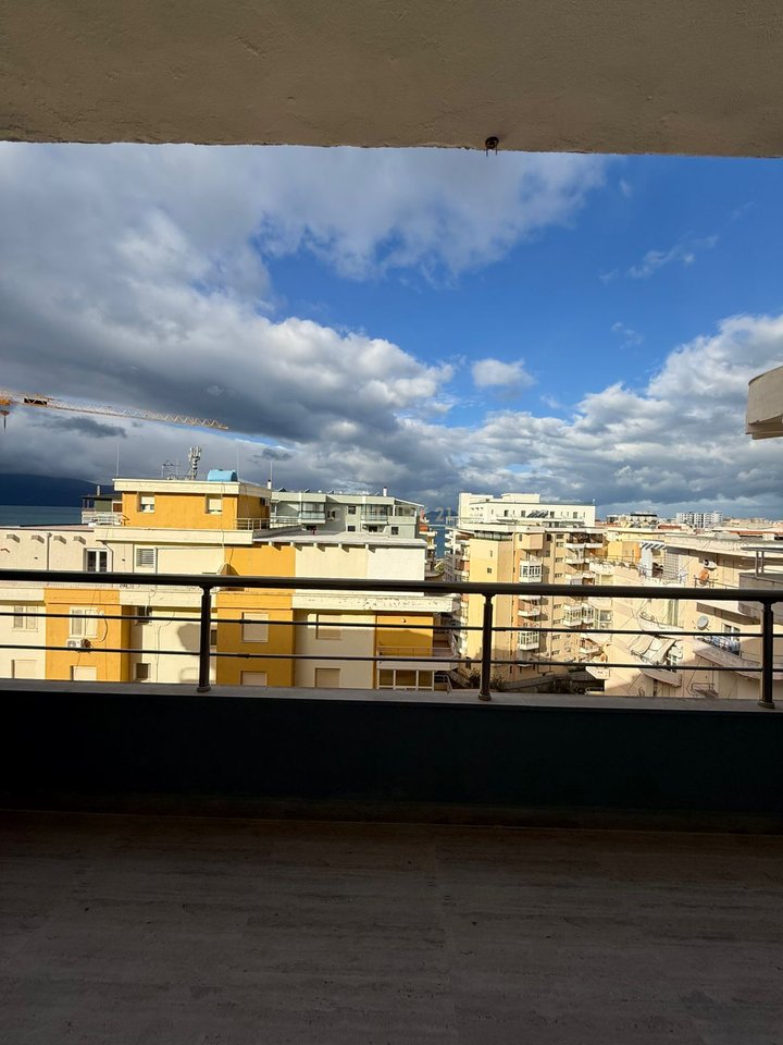 APARTAMENT 2 +1+2 I RINOVUAR DHE I MOBILUAR ME PAMJE PJESORE NGA DETI NE  LUNGOMARE!