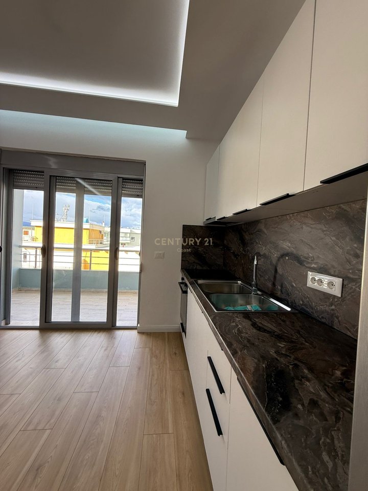 APARTAMENT 2 +1+2 I RINOVUAR DHE I MOBILUAR ME PAMJE PJESORE NGA DETI NE  LUNGOMARE!