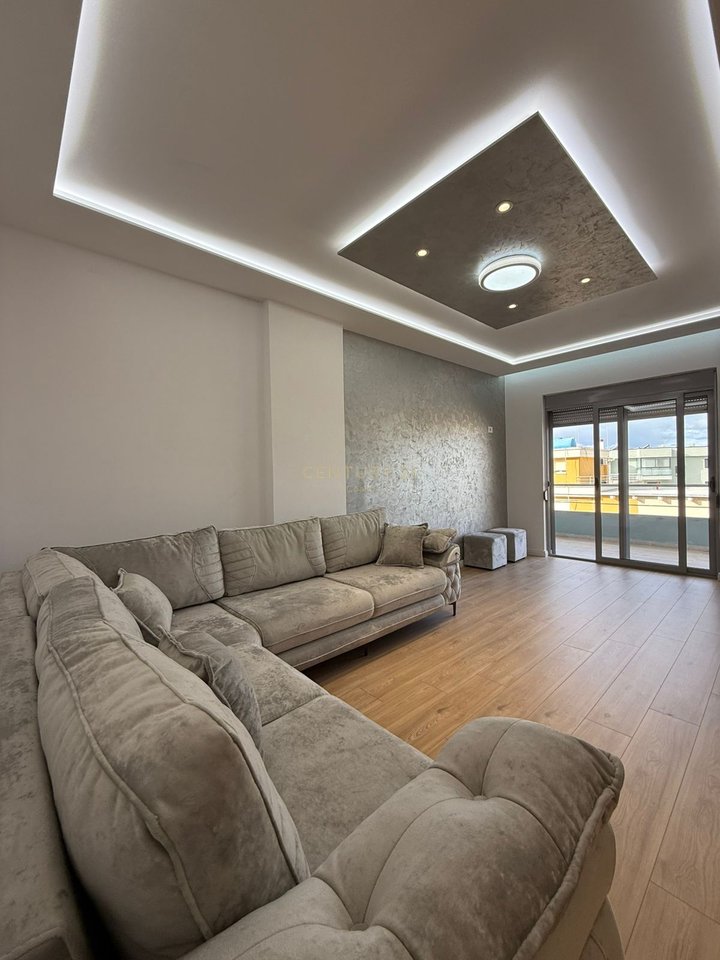 APARTAMENT 2 +1+2 I RINOVUAR DHE I MOBILUAR ME PAMJE PJESORE NGA DETI NE  LUNGOMARE!