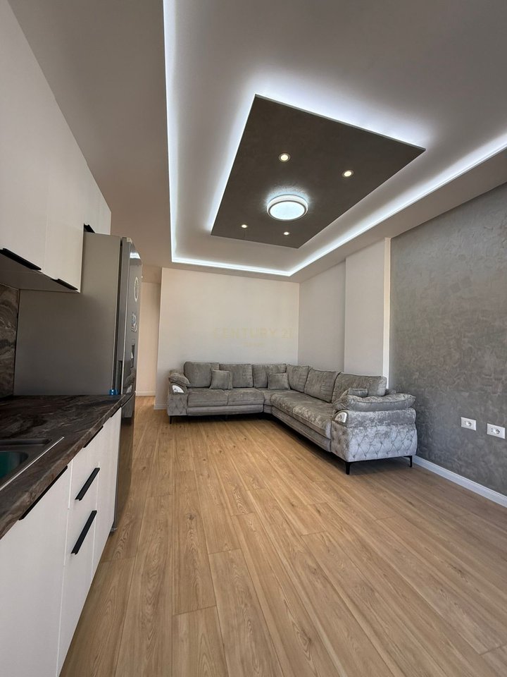 APARTAMENT 2 +1+2 I RINOVUAR DHE I MOBILUAR ME PAMJE PJESORE NGA DETI NE  LUNGOMARE!