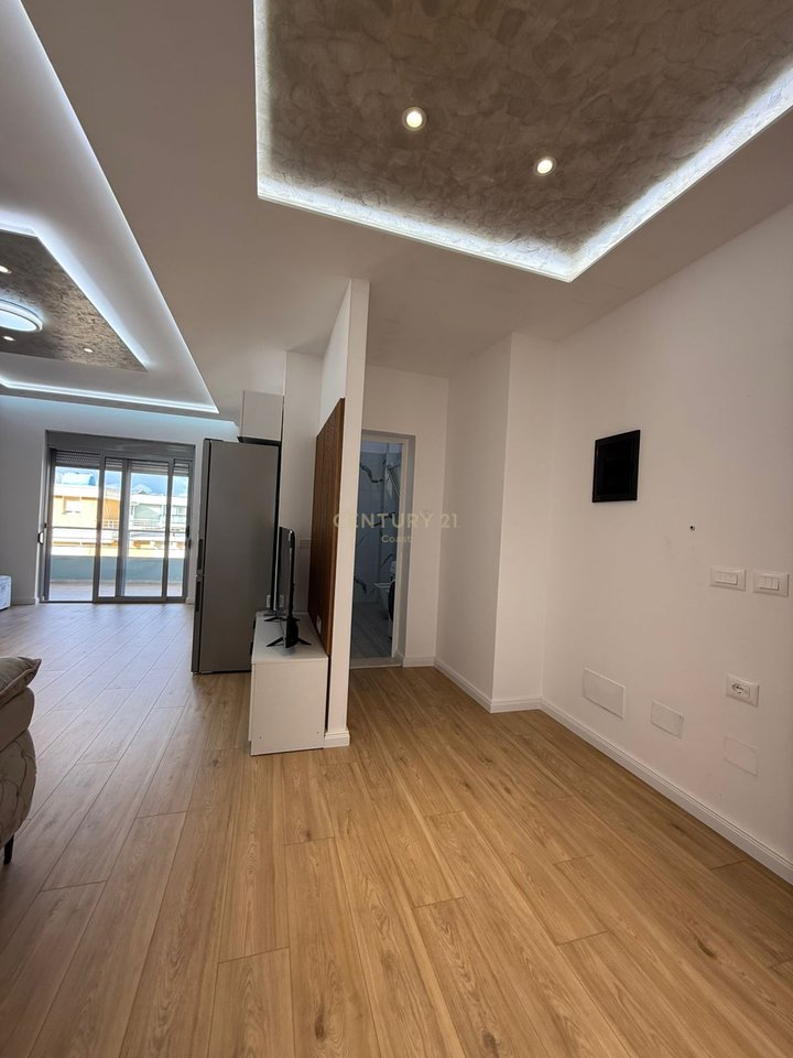 APARTAMENT 2 +1+2 I RINOVUAR DHE I MOBILUAR ME PAMJE PJESORE NGA DETI NE  LUNGOMARE!