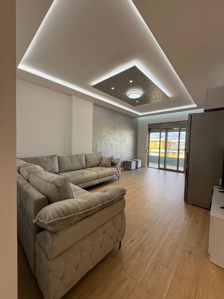 APARTAMENT 2 +1+2 I RINOVUAR DHE I MOBILUAR ME PAMJE PJESORE NGA DETI NE  LUNGOMARE!