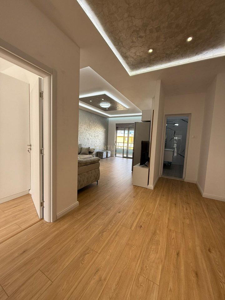 APARTAMENT 2 +1+2 I RINOVUAR DHE I MOBILUAR ME PAMJE PJESORE NGA DETI NE  LUNGOMARE!