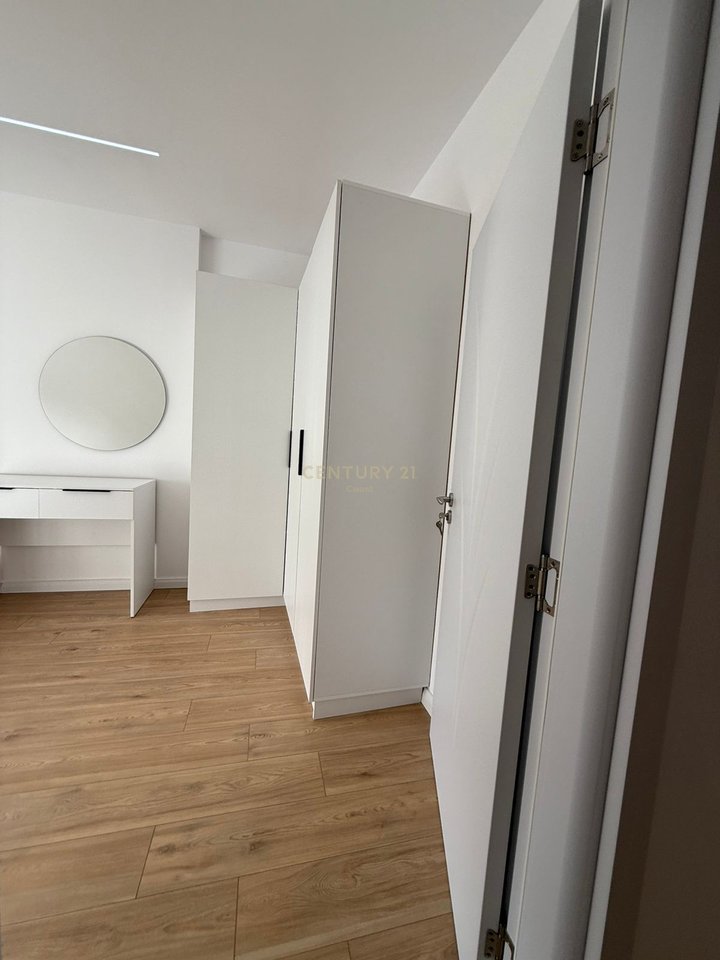 APARTAMENT 2 +1+2 I RINOVUAR DHE I MOBILUAR ME PAMJE PJESORE NGA DETI NE  LUNGOMARE!