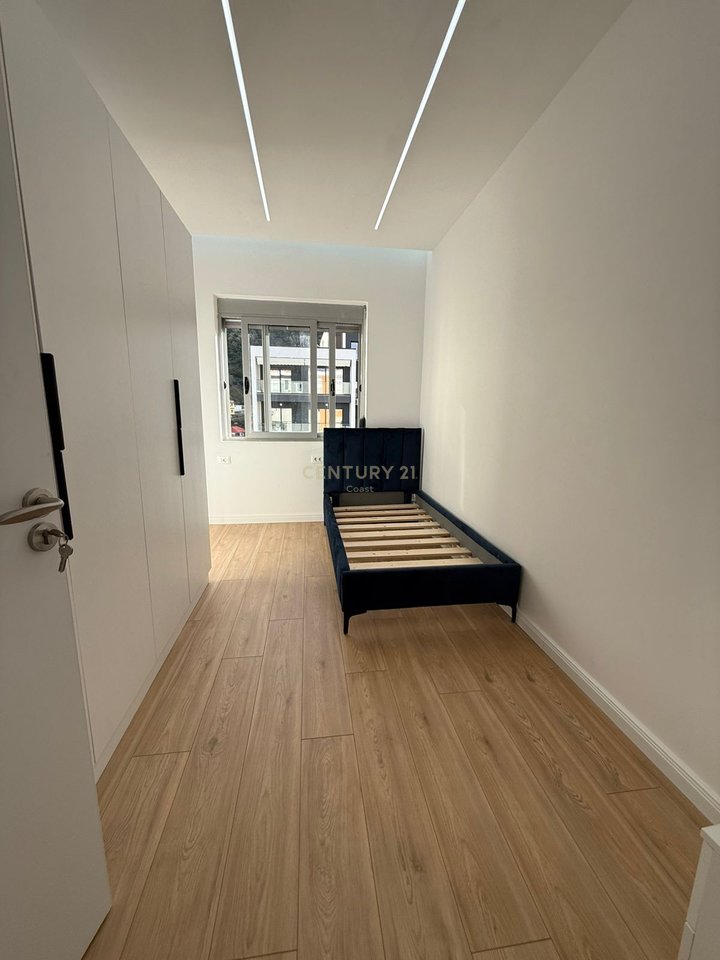 APARTAMENT 2 +1+2 I RINOVUAR DHE I MOBILUAR ME PAMJE PJESORE NGA DETI NE  LUNGOMARE!