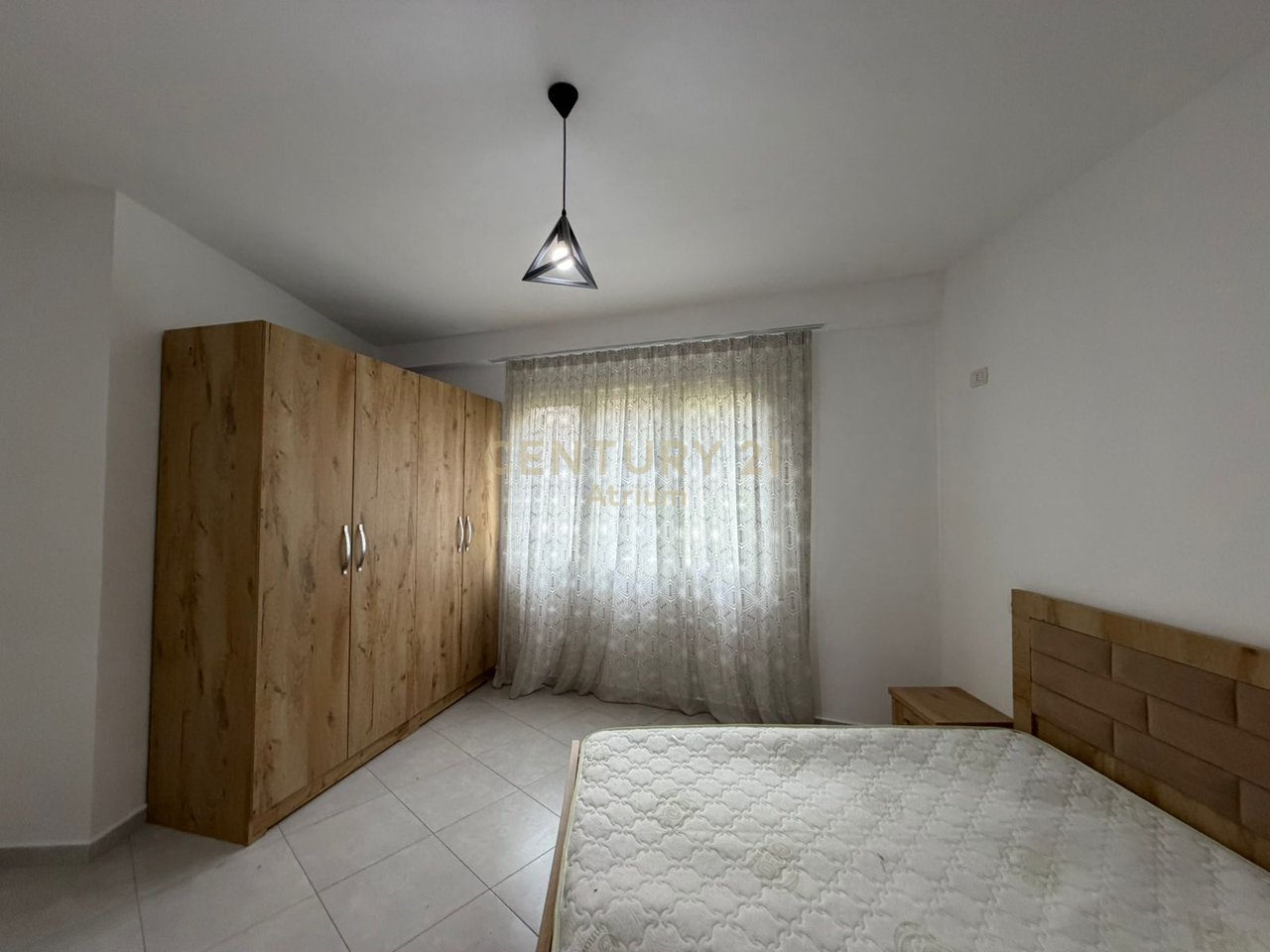 OKAZION SHITET APARTAMENTI 1+1  PRANE KOMPLEKS FRATARI , KOPSHTI BOTANIK!