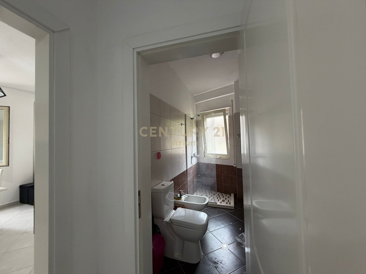 OKAZION SHITET APARTAMENTI 1+1  PRANE KOMPLEKS FRATARI , KOPSHTI BOTANIK!