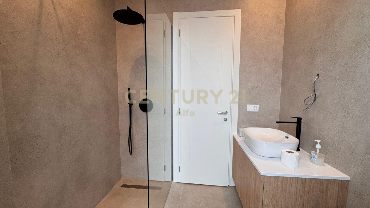 Jepet me qira SUPER PENTHOUSE me pishinë private!