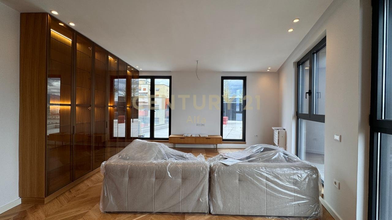 Jepet me qira SUPER PENTHOUSE me pishinë private!