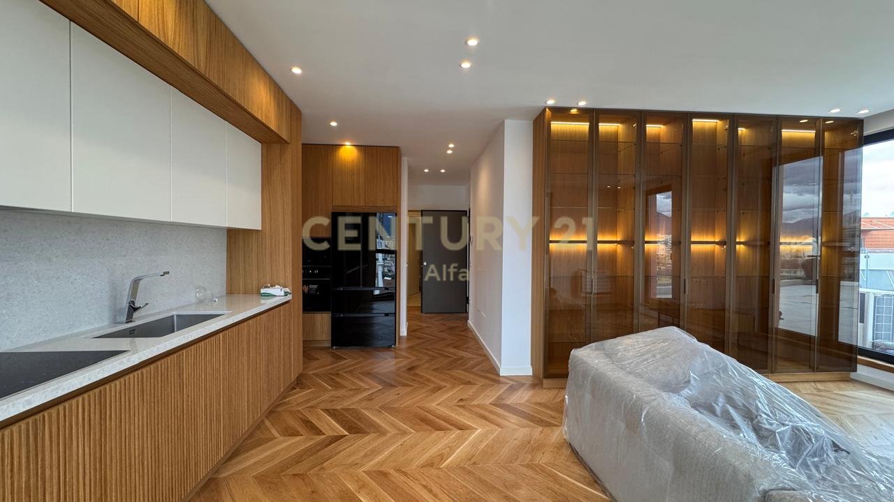 Jepet me qira SUPER PENTHOUSE me pishinë private!