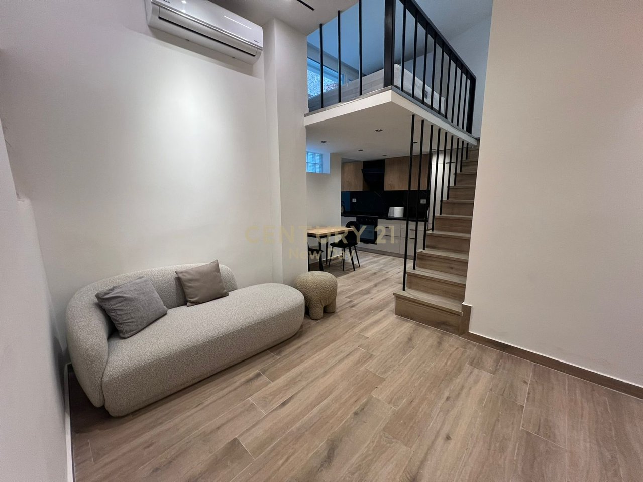 LOFT FOR RENT NEAR PRANVERA SQUARE!