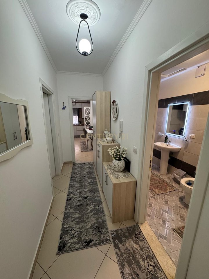 SHITET APARTAMENTI 1+1 PRANE TREGUT TE RI ELEKTRIK !