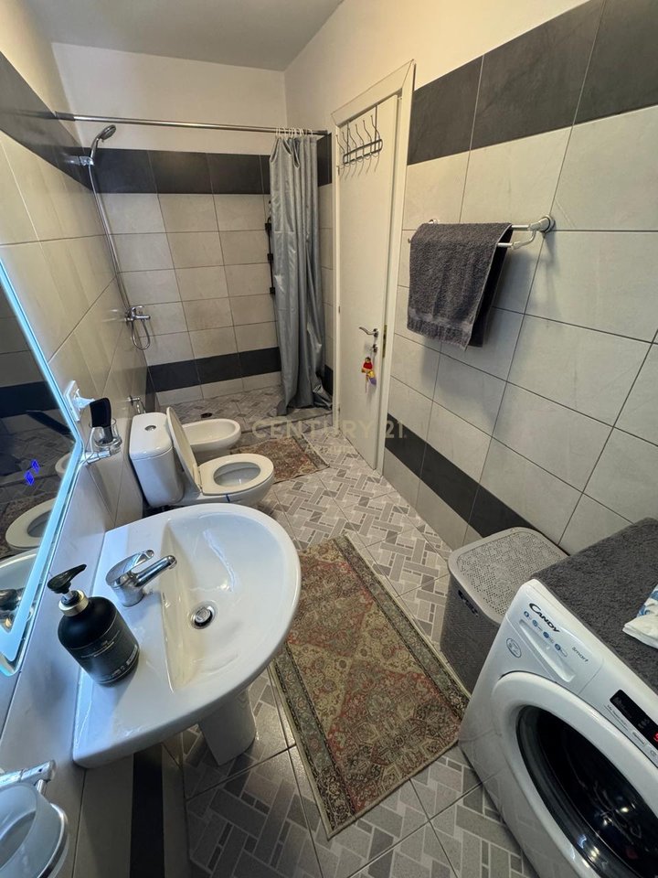 SHITET APARTAMENTI 1+1 PRANE TREGUT TE RI ELEKTRIK !