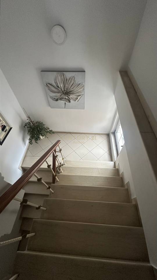 Jepet me qira vile 4 kateshe te Oxhaku, buze rruge. Total vilat jepet dhe per hotel ose godin sherbimi.