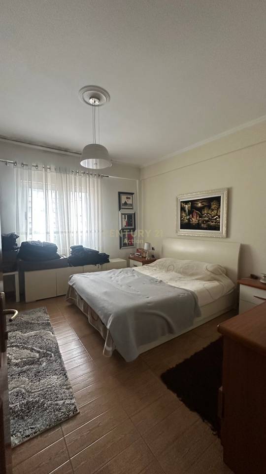 Jepet me qira vile 4 kateshe te Oxhaku, buze rruge. Total vilat jepet dhe per hotel ose godin sherbimi.