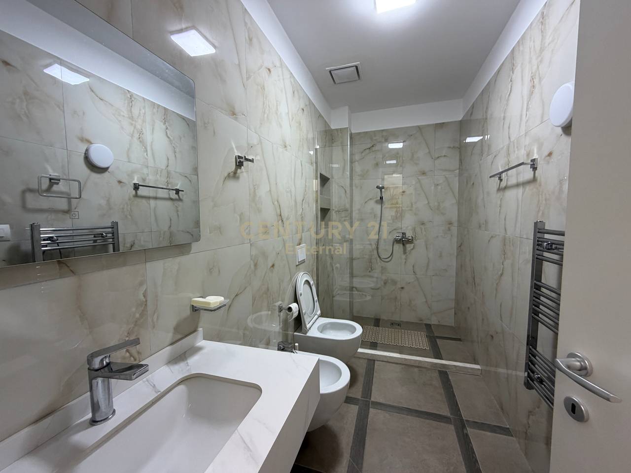 Apartament 3+1+Parkim per qira ne Garden Building