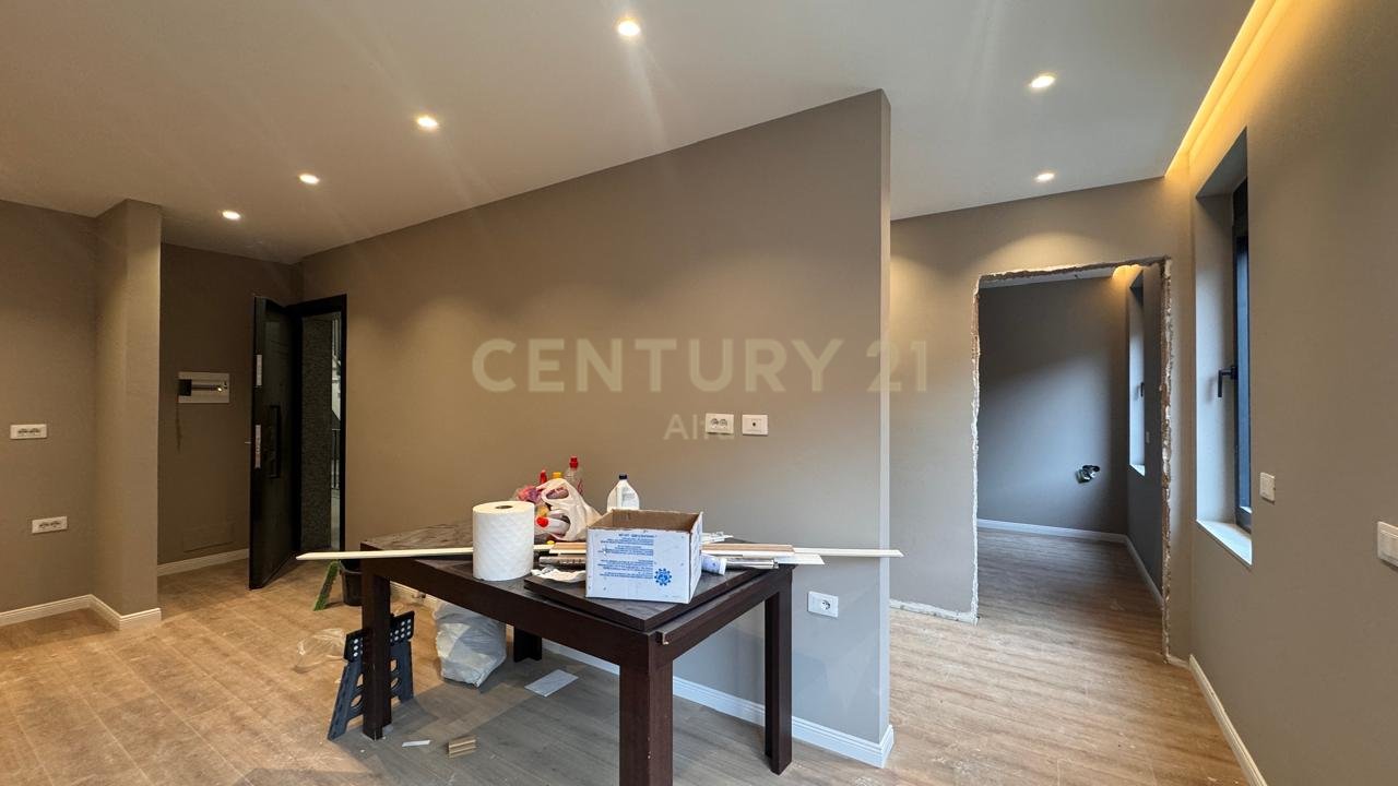 Affittasi appartamento 1+1+1 con posto auto nel Complesso Xheluks, Via Elbasanit!