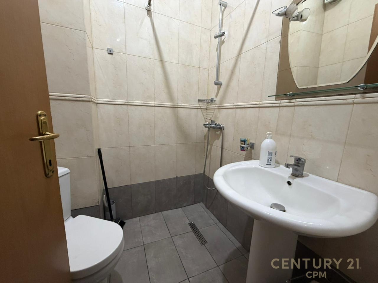 Shitet apartament 1+1 prane Pazarit te Ri!